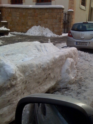 Illustration for article titled Wicked Snow Car In Snowed-In Budapest
